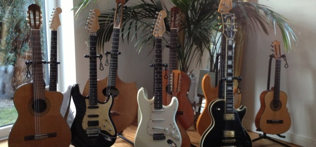 Gitarre und Bass und Verstärker Wedel